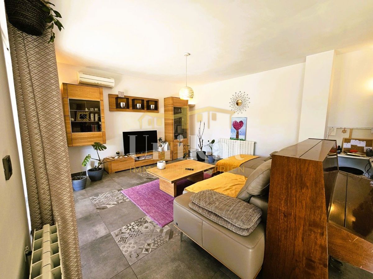 Samostojna pritlična hiša - bazen, garaža in velik vrt